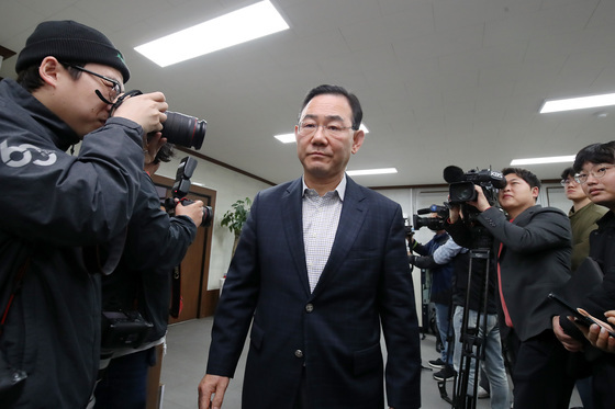 회의실 나서는 주호영 의원