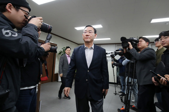 회의실 나서는 주호영 의원