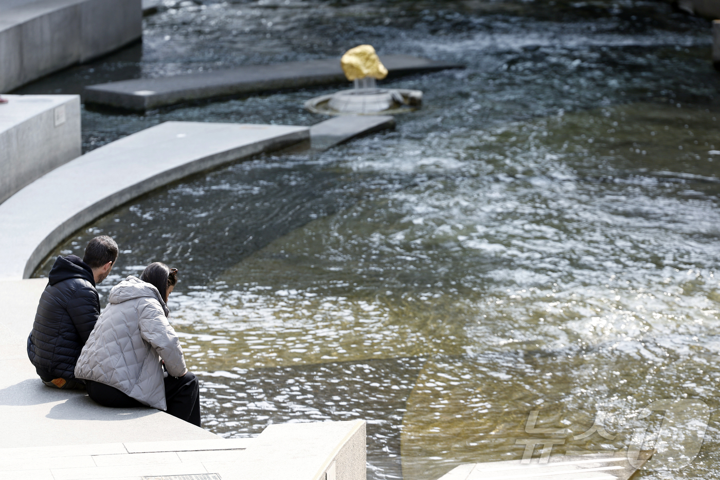 (서울=뉴스1) 박정호 기자 = 세계 물의 날인 22일 서울 청계천을 찾은 관광객 등이 즐거운 시간을 보내고 있다.  2026.3.22/뉴스1
