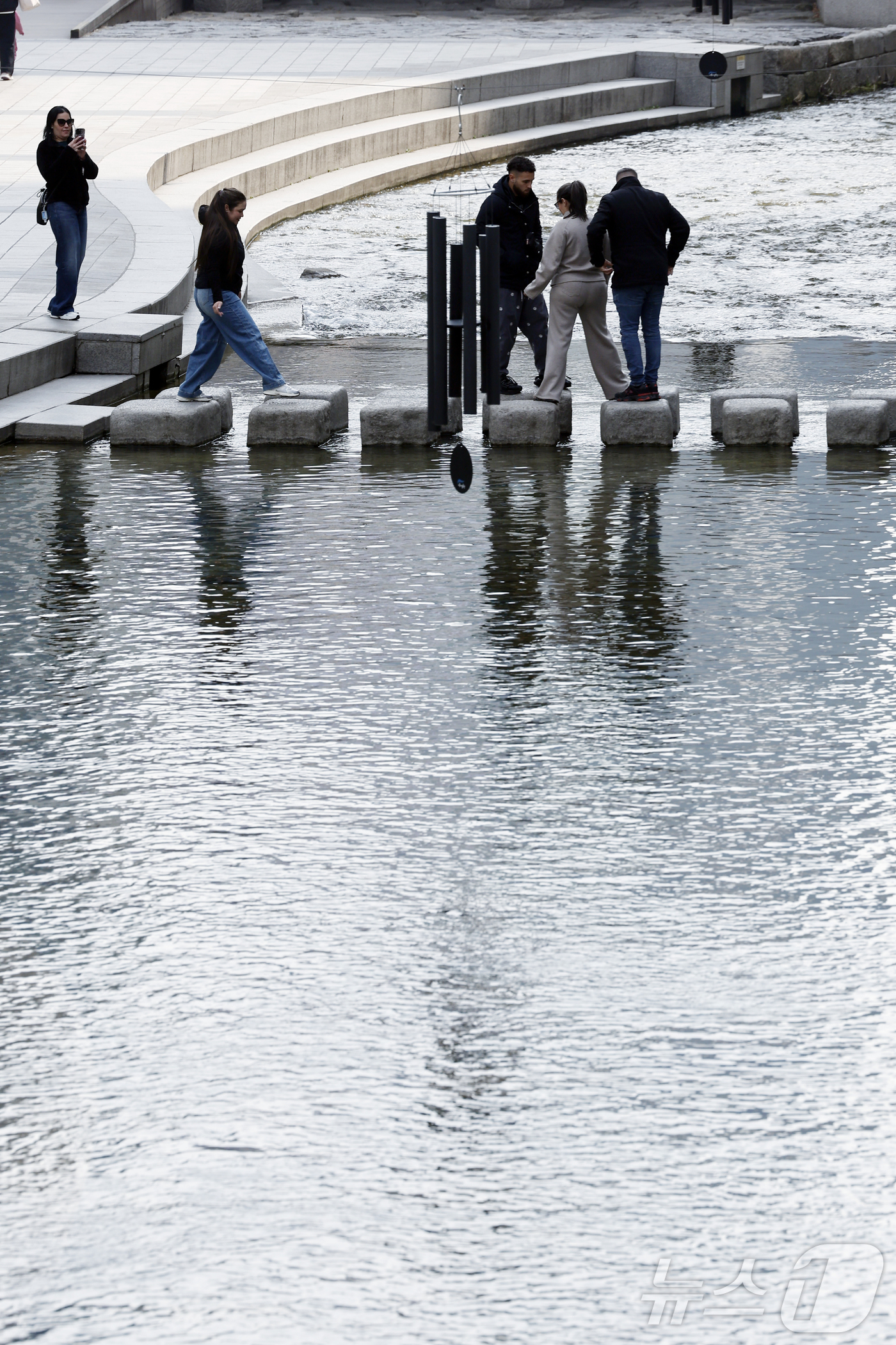 (서울=뉴스1) 박정호 기자 = 세계 물의 날인 22일 서울 청계천을 찾은 관광객 등이 즐거운 시간을 보내고 있다.  2026.3.22/뉴스1