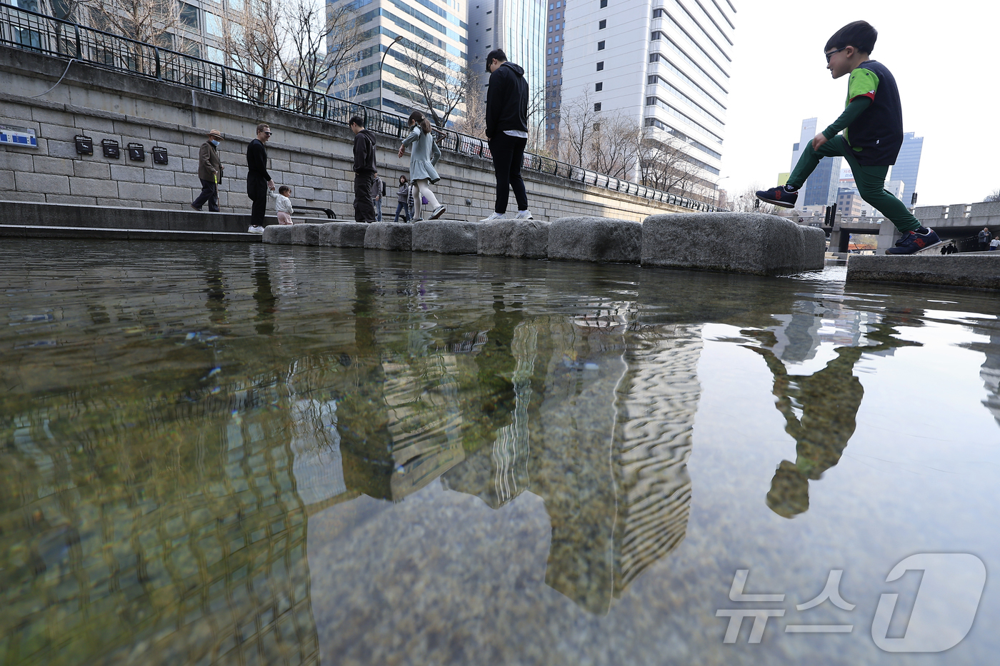 (서울=뉴스1) 박정호 기자 = 세계 물의 날인 22일 서울 청계천을 찾은 관광객 등이 즐거운 시간을 보내고 있다.  2026.3.22/뉴스1