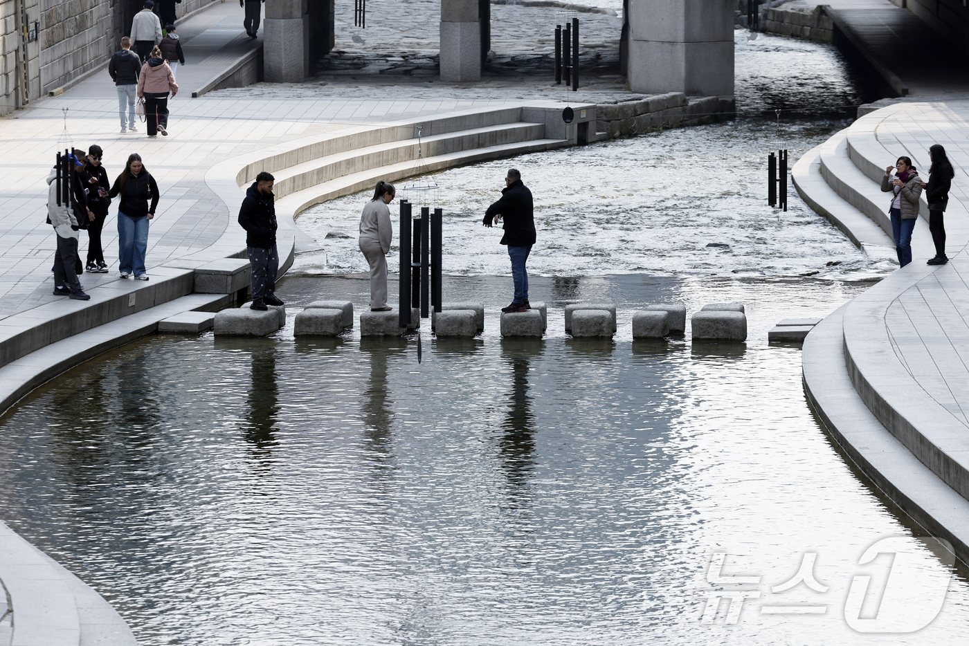 (서울=뉴스1) 박정호 기자 = 세계 물의 날인 22일 서울 청계천을 찾은 관광객 등이 즐거운 시간을 보내고 있다.  2026.3.22/뉴스1