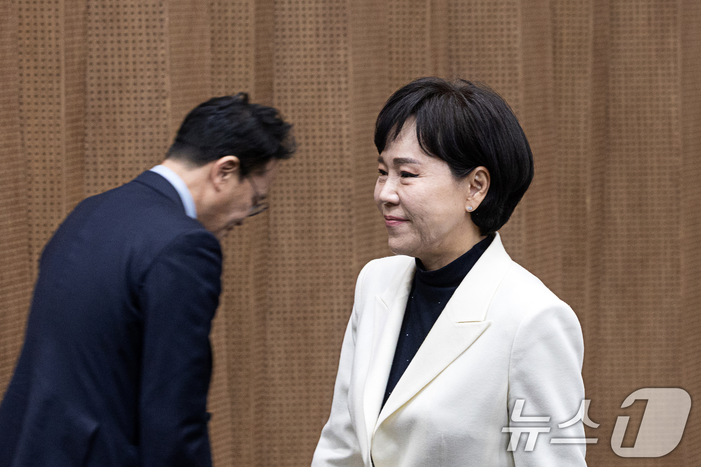 (서울=뉴스1) 이승배 기자 = 전현희 더불어민주당 서울시장 경선후보가 22일 서울 여의도 국회 소통관에서 정원오 후보의 교통정책을 지적하는 기자회견을 마치고 박주민 후보와 지나치 …