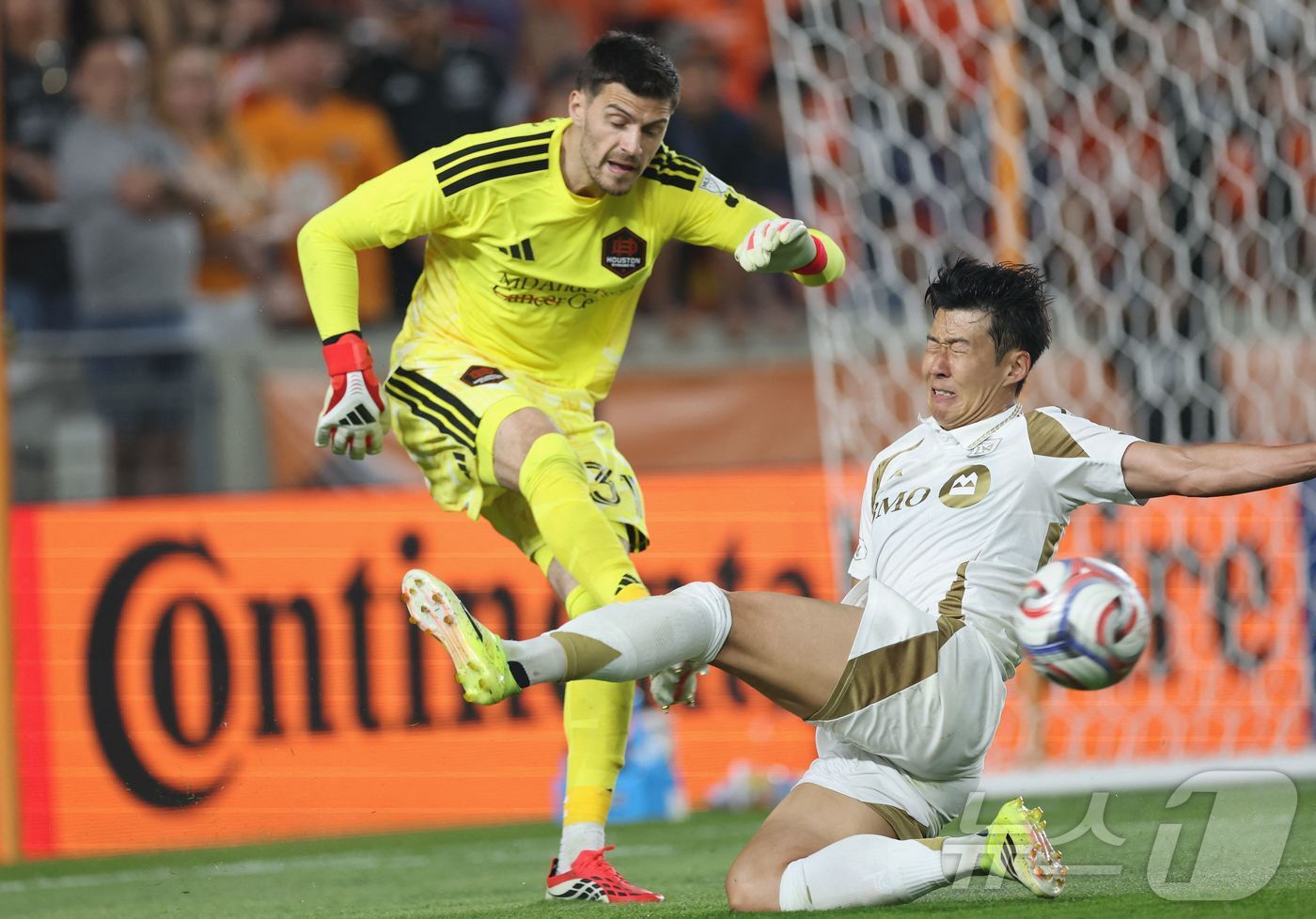 본문 이미지 - LA FC의 손흥민(오른쪽)ⓒ AFP=뉴스1