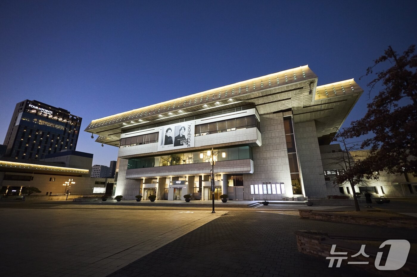 본문 이미지 - 경기도 공연예술의 허브 역할을 수행하고 있는 경기아트센터 대극장 전경.(경기아트센터 제공. 재판매 및 DB금지)/뉴스1