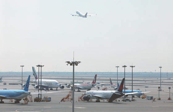 유가상승에 中항공사 유류할증료 줄인상…여행객들 "쌀 때 사두자"