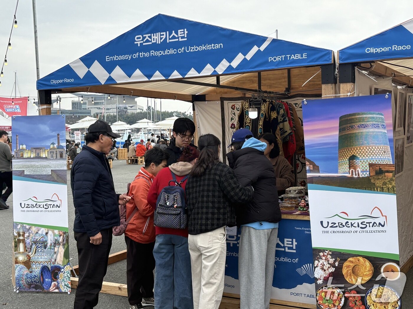 본문 이미지 - 세계문화체험 구역의 우즈베키스탄 부스를 구경하고 있는 시민들.2026.03.22/뉴스1 강미영기자