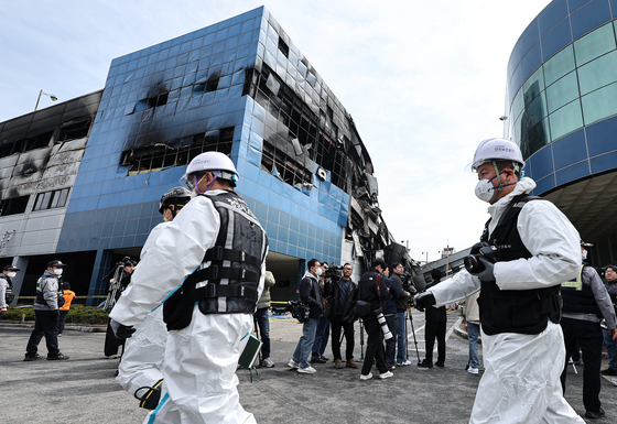 '74명 사상' 대전 화재 공장, 23일 합동감식…"위험성 판단 계속"