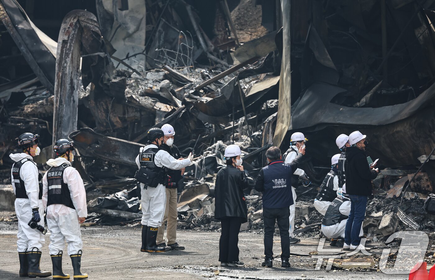 본문 이미지 - 22일 대형 화재로 인명피해가 발생한 대전 대덕구 자동차 부품 제조 공장에서 경찰, 소방, 안전보건공단 등 관계자들이 현장을 살펴보고 있다. 2026.3.22 ⓒ 뉴스1 김도우 기자