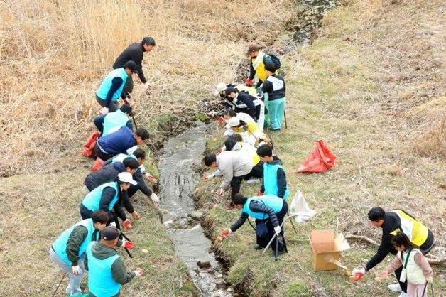 인제군, '앞강 더 맑게' 행사 개최…물의 날 맞아 정화 활동
