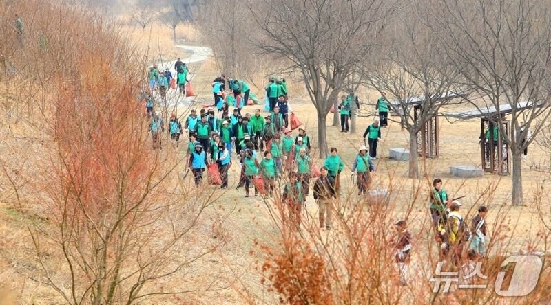 본문 이미지 - 강원 인제군 26개 단체 회원들이 22일 세계 물의 날을 맞아 인제 앞강에서 대규모 환경 정화 활동을 펼쳤다.(인제군 제공. 재판매 및 DB금지)/뉴스1