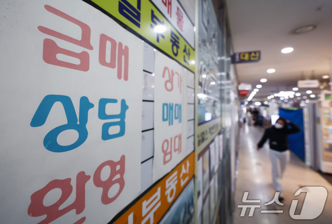 (서울=뉴스1) 김민지 기자 = 서울 아파트값이 단기 반등 이후 상급지를 중심으로 조정 국면에 진입하는 신호가 뚜렷해지고 있다.22일 한국부동산원에 따르면 3월 셋째 주 서울 아파 …