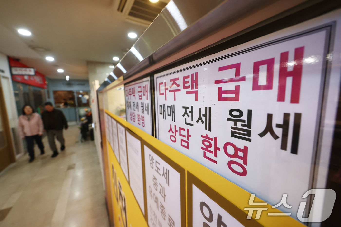 (서울=뉴스1) 김민지 기자 = 이재명 대통령이 부동산 정책 수립 과정에서 다주택자나 부동산 과다 보유 공직자를 배제하겠다는 입장을 밝힌 22일 서울 시내 부동산에 다주택자 급매 …