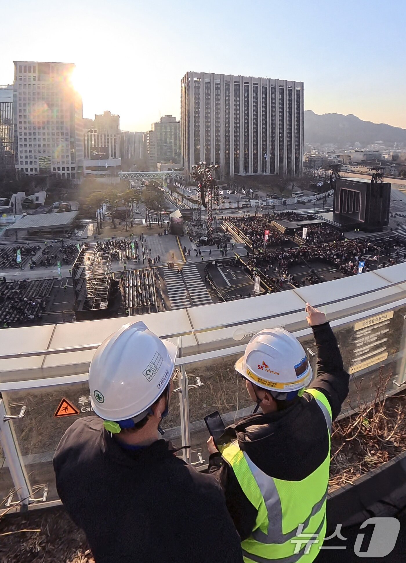 본문 이미지 - SK텔레콤은 지난 21일 서울 광화문 일대에서 열린 대형 K-pop 공연에서 AI 기반 네트워크 운영을 통해 안정적인 통신 서비스를 제공했다고 밝혔다고 22일 밝혔다. SKT는 이번 공연이 도심 내 제한된 공간에 관람객이 밀집되면서 순간적으로 트래픽이 집중되는 특성이 있어 네트워크 운영 난도가 높았음에도, 평시 수준의 양호한 통신 품질을 제공했다고 설명했다. (SK텔레콤 제공. 재판매 및 DB 금지) 2026.3.22 ⓒ 뉴스1