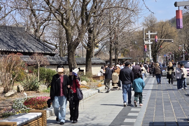 "이제 진짜 봄 온 것 같아"…전주 한옥마을·화훼단지 '북적'