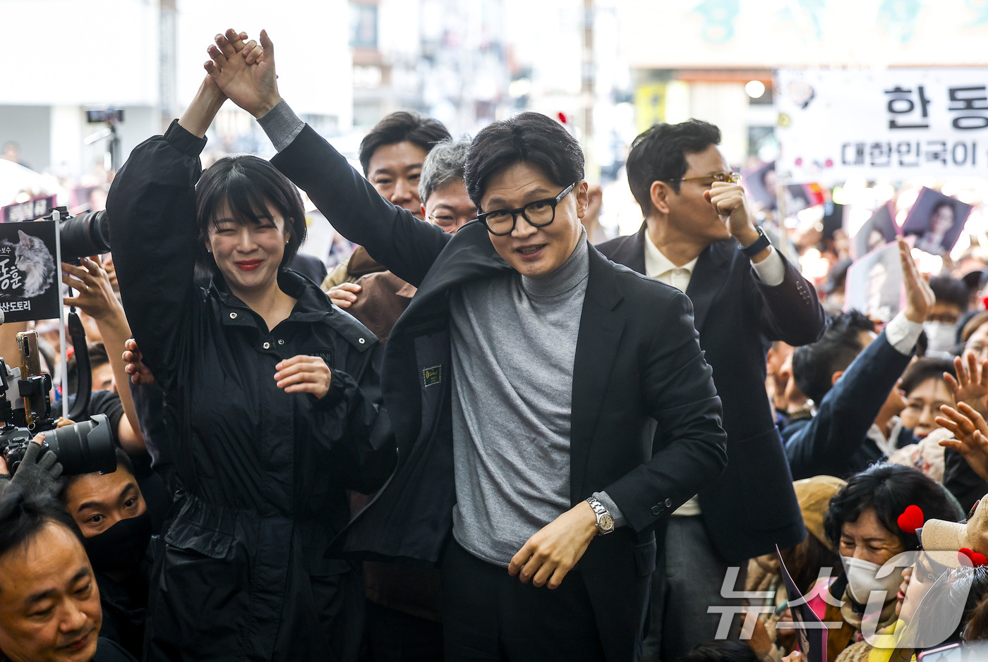 (서울=뉴스1) 최지환 기자 = 한동훈 전 국민의힘 대표가 22일 서울 동대문구 경동시장을 찾아 배현진 국민의힘 의원과 지지자들에게 인사를 하고 있다. (공동취재) 2026.3.2 …