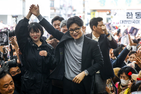 지지자들에게 인사하는 한동훈-배현진