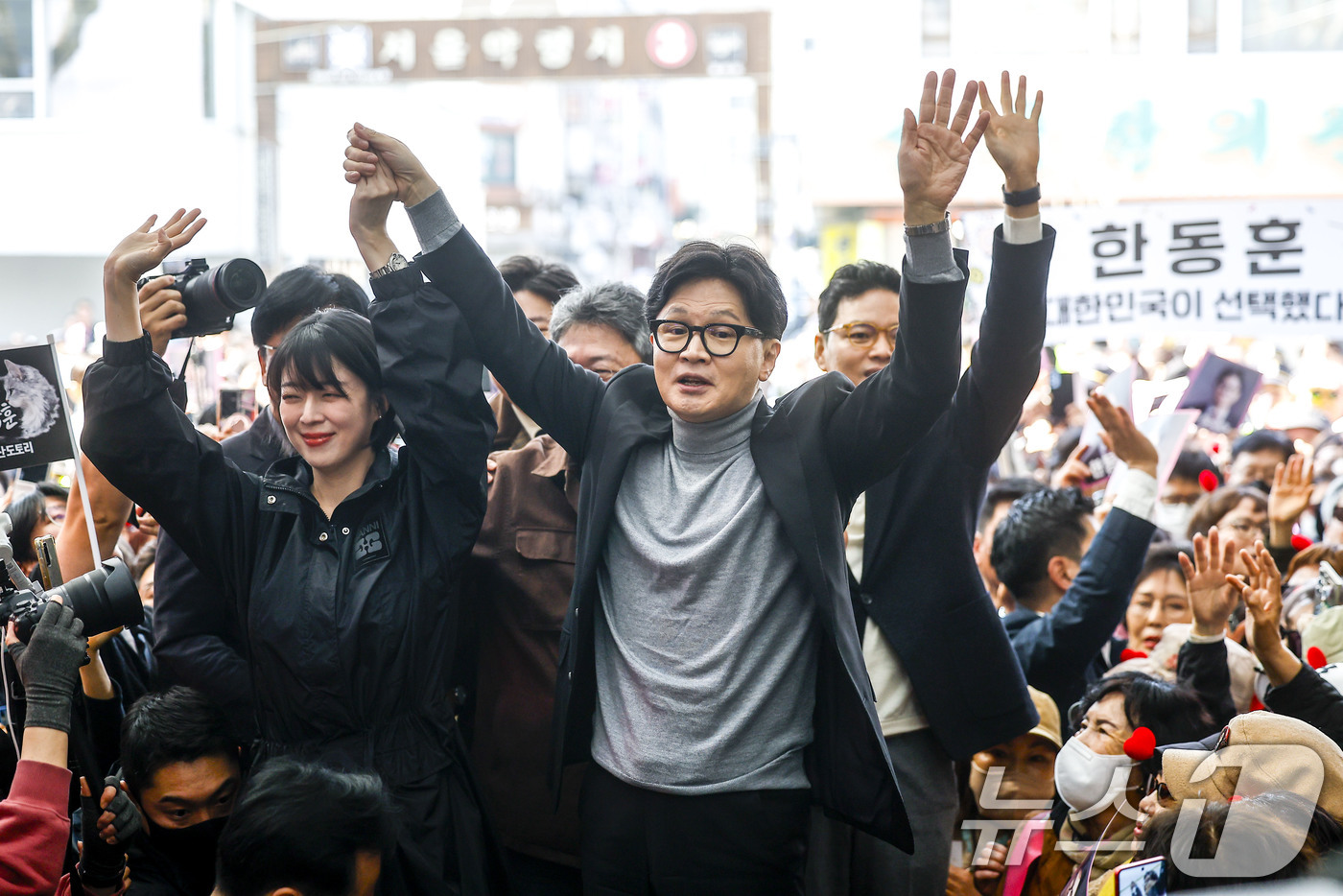 (서울=뉴스1) 최지환 기자 = 한동훈 전 국민의힘 대표가 22일 서울 동대문구 경동시장을 찾아 배현진 국민의힘 의원과 지지자들에게 인사를 하고 있다. (공동취재) 2026.3.2 …