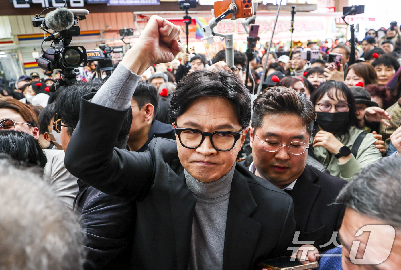 (서울=뉴스1) 최지환 기자 = 한동훈 전 국민의힘 대표가 22일 서울 동대문구 경동시장을 찾아 지지자 및 시장 상인들과 인사를 나누고 있다.  (공동취재) 2026.3.22/뉴스 …