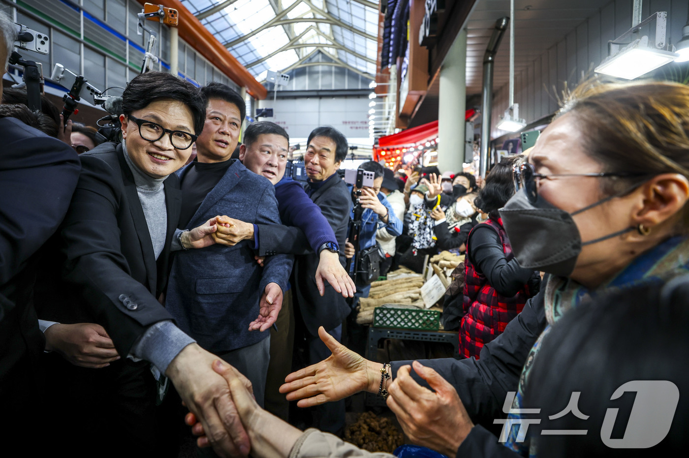 (서울=뉴스1) 최지환 기자 = 한동훈 전 국민의힘 대표가 22일 서울 동대문구 경동시장을 찾아 지지자 및 시장 상인들과 인사를 나누고 있다. (공동취재) 2026.3.22/뉴스1 …