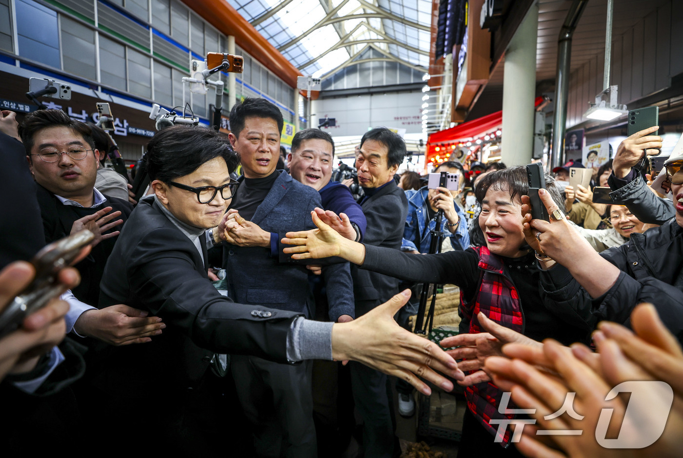 (서울=뉴스1) 최지환 기자 = 한동훈 전 국민의힘 대표가 22일 서울 동대문구 경동시장을 찾아 지지자 및 시장 상인들과 인사를 나누고 있다. (공동취재) 2026.3.22/뉴스1 …