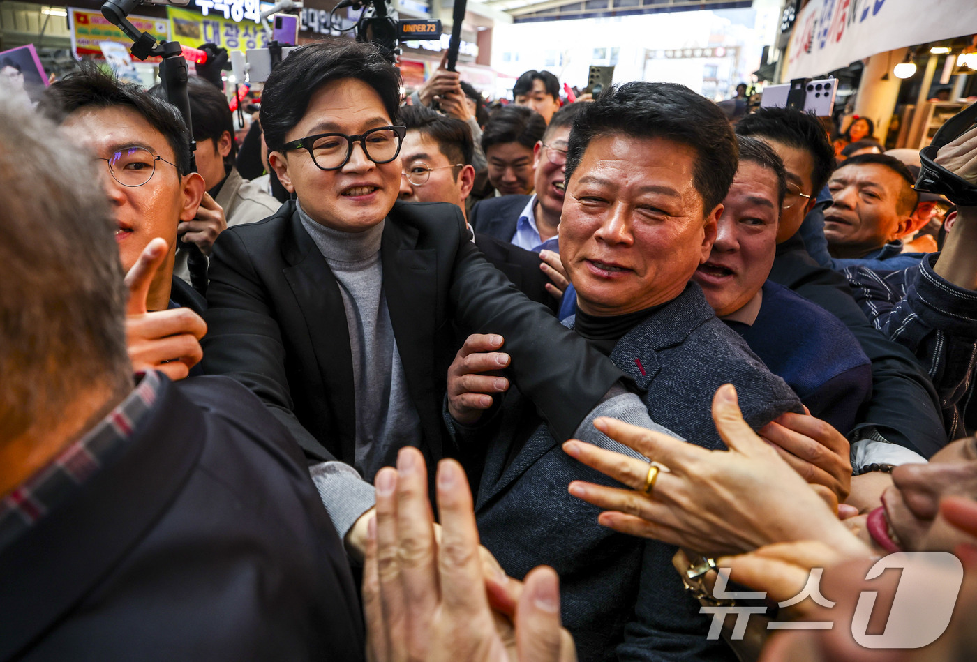 (서울=뉴스1) 최지환 기자 = 한동훈 전 국민의힘 대표가 22일 서울 동대문구 경동시장을 찾아 지지자 및 시장 상인들과 인사를 나누고 있다. (공동취재) 2026.3.22/뉴스1 …