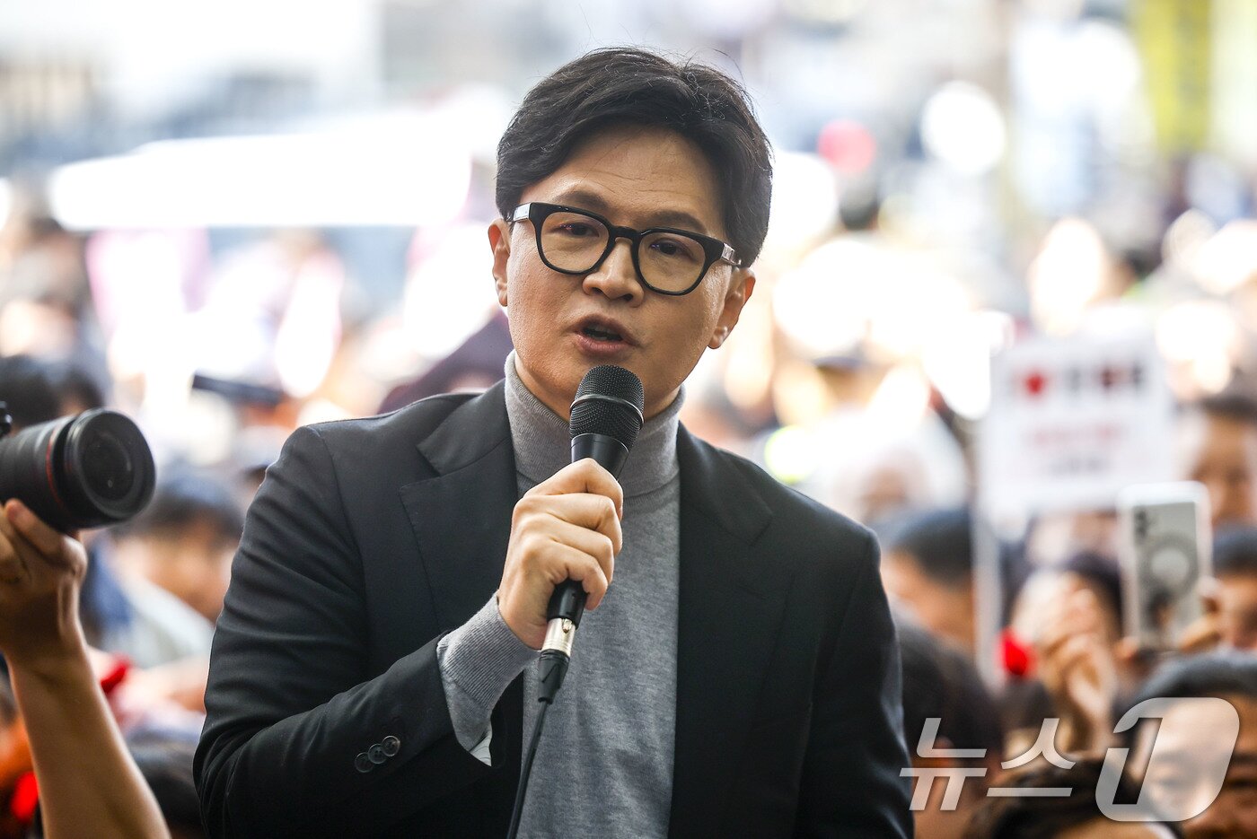 본문 이미지 - 한동훈 전 국민의힘 대표가 22일 서울 동대문구 경동시장을 찾아 지지자들 앞에서 연설하고 있다. (공동취재) 2026.3.22 ⓒ 뉴스1 최지환 기자