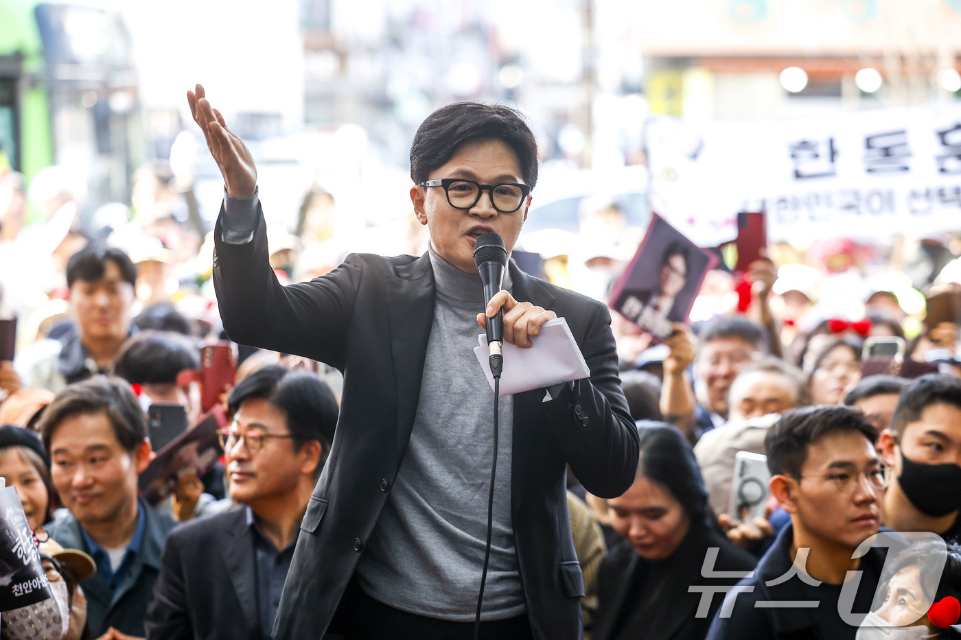 (서울=뉴스1) 최지환 기자 = 한동훈 전 국민의힘 대표가 22일 서울 동대문구 경동시장을 찾아 지지자들 앞에서 연설하고 있다. (공동취재) 2026.3.22/뉴스1