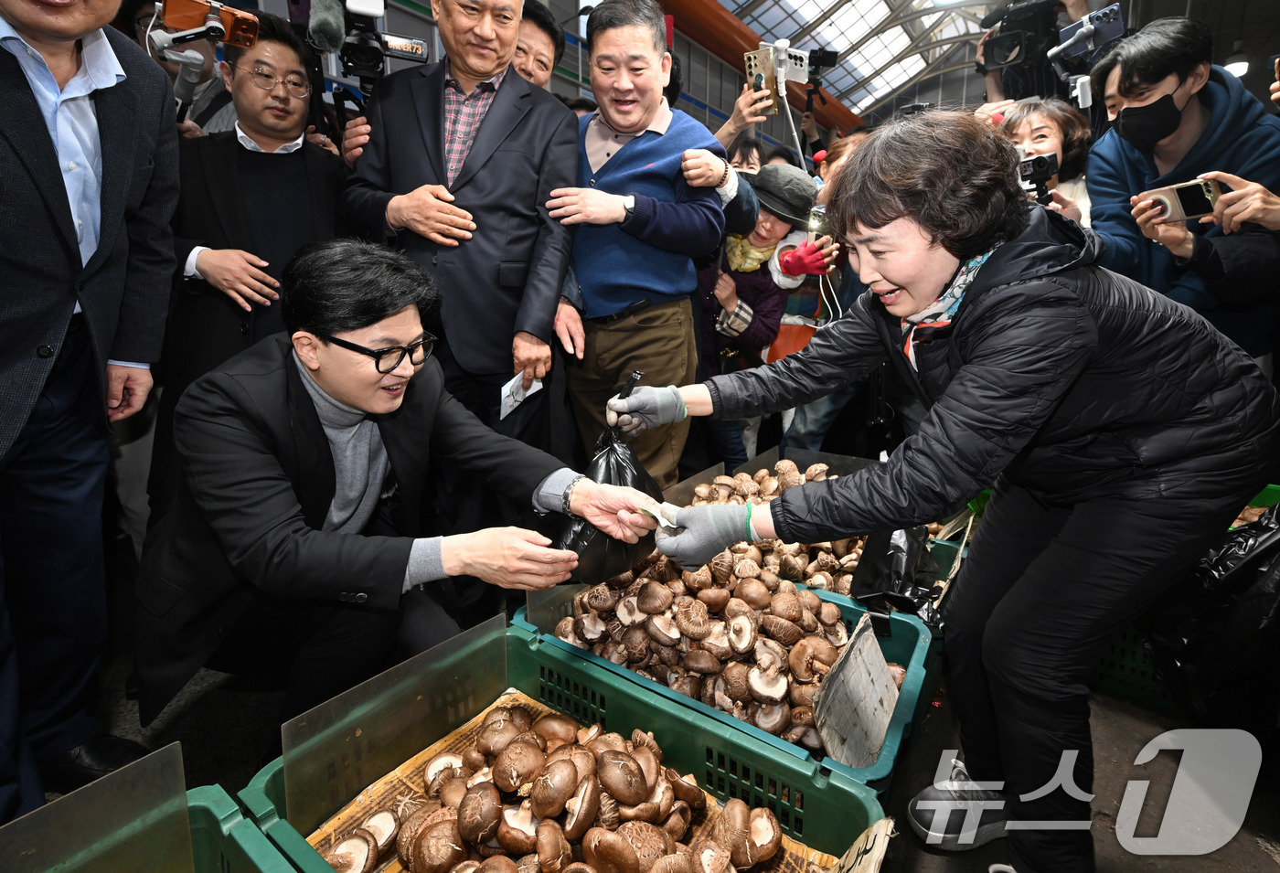 (서울=뉴스1) 최지환 기자 = 한동훈 전 국민의힘 대표가 22일 서울 동대문구 경동시장을 찾아 시장 상인들과 인사를 나누고 있다.  (공동취재) 2026.3.22/뉴스1