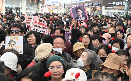 경동시장 찾은 한동훈 지지자