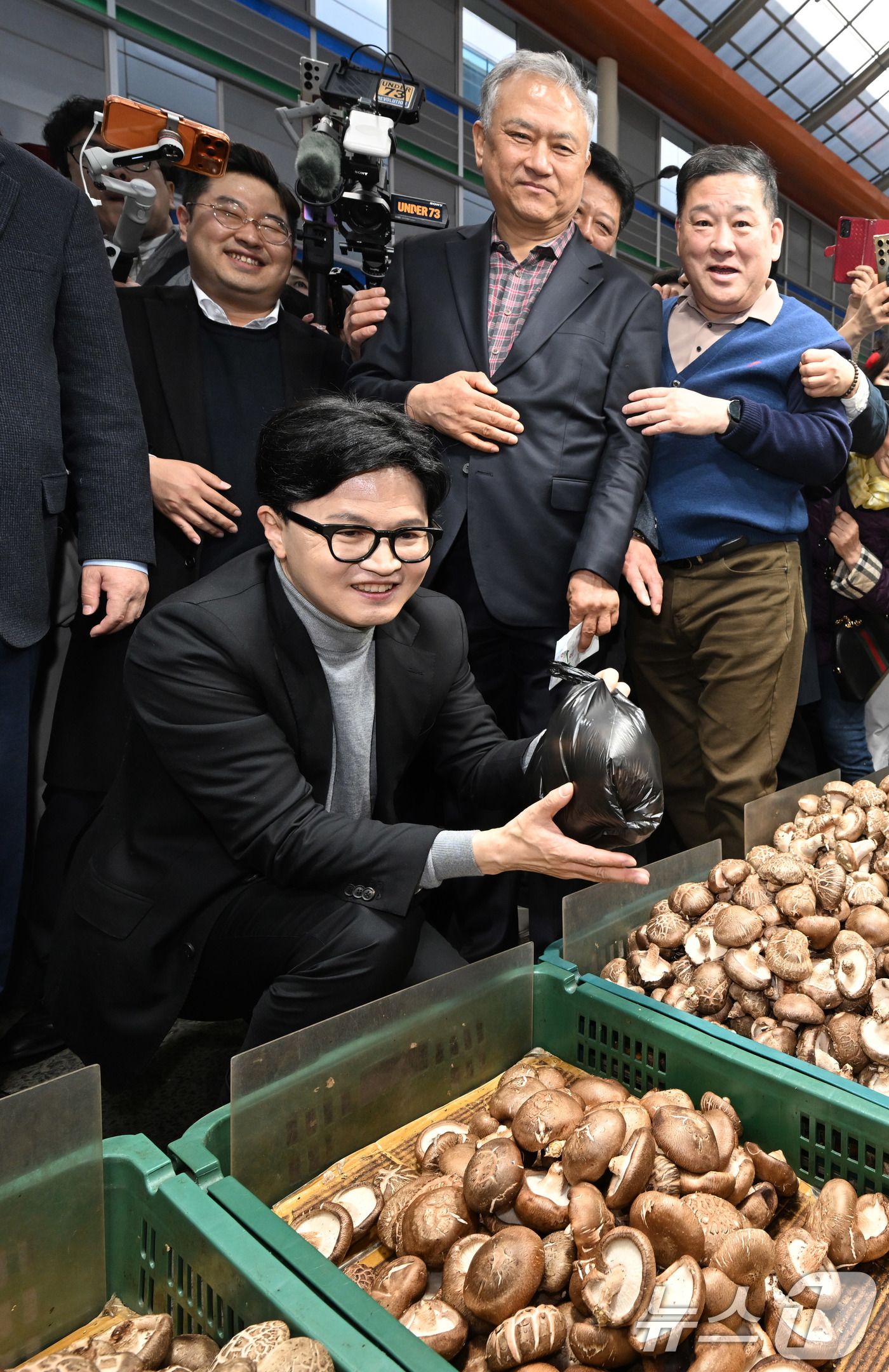 (서울=뉴스1) 최지환 기자 = 한동훈 전 국민의힘 대표가 22일 서울 동대문구 경동시장을 찾아 시장 상인들과 인사를 나누고 있다.  (공동취재) 2026.3.22/뉴스1