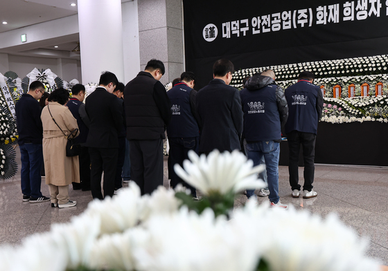 합동분향소 찾은 노조원들