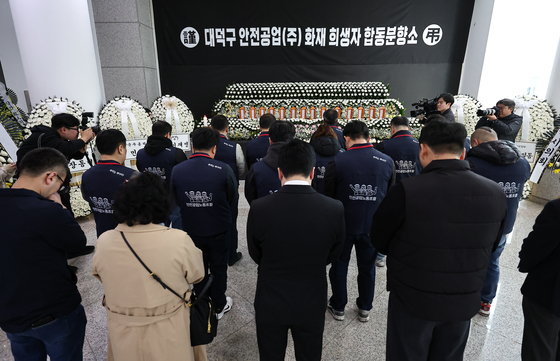 합동분향소 찾은 노조원들