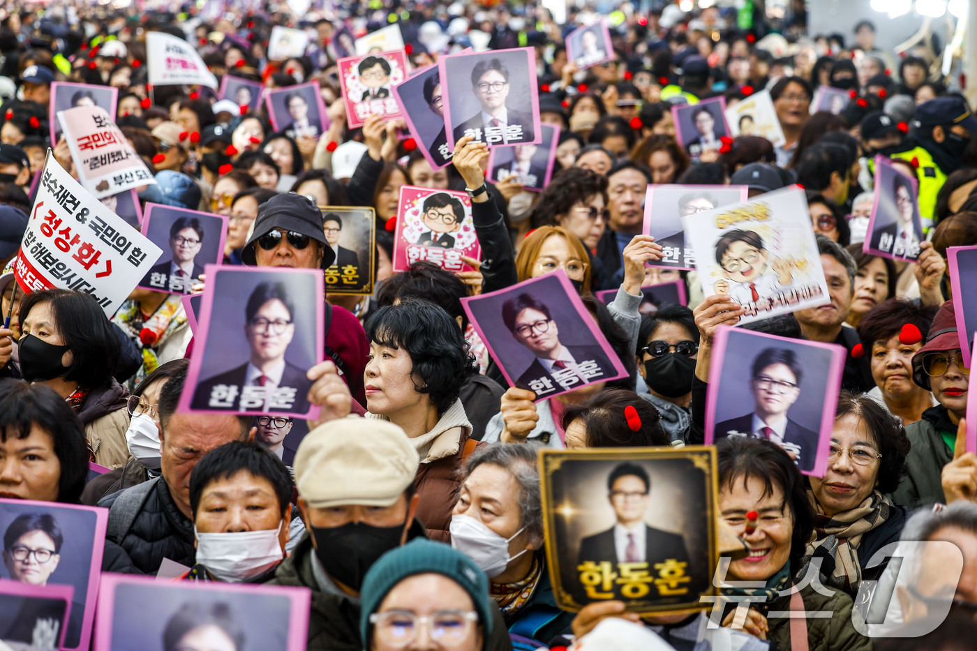 (서울=뉴스1) 최지환 기자 = 22일 서울 동대문구 경동시장에서 한동훈 전 국민의힘 대표 지지자들이 피켓을 들고 있다. (공동취재) 2026.3.22/뉴스1