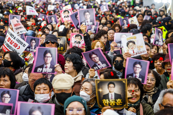 경동시장에 모인 한동훈 지지자들