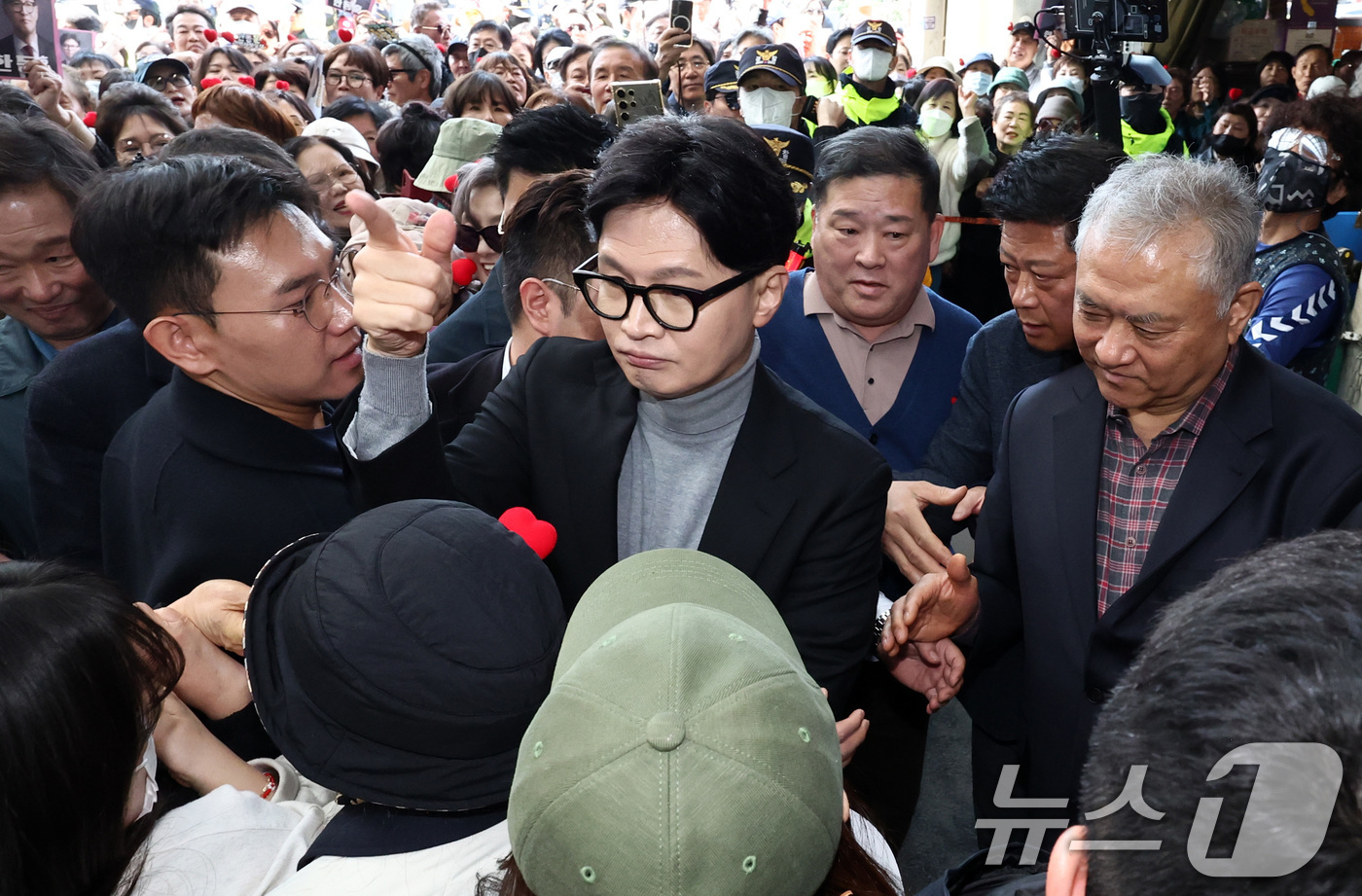 (서울=뉴스1) 최지환 기자 = 한동훈 전 국민의힘 대표가 22일 오후 서울 동대문구 경동시장을 방문해 이동하고 있다. 2026.3.22/뉴스1