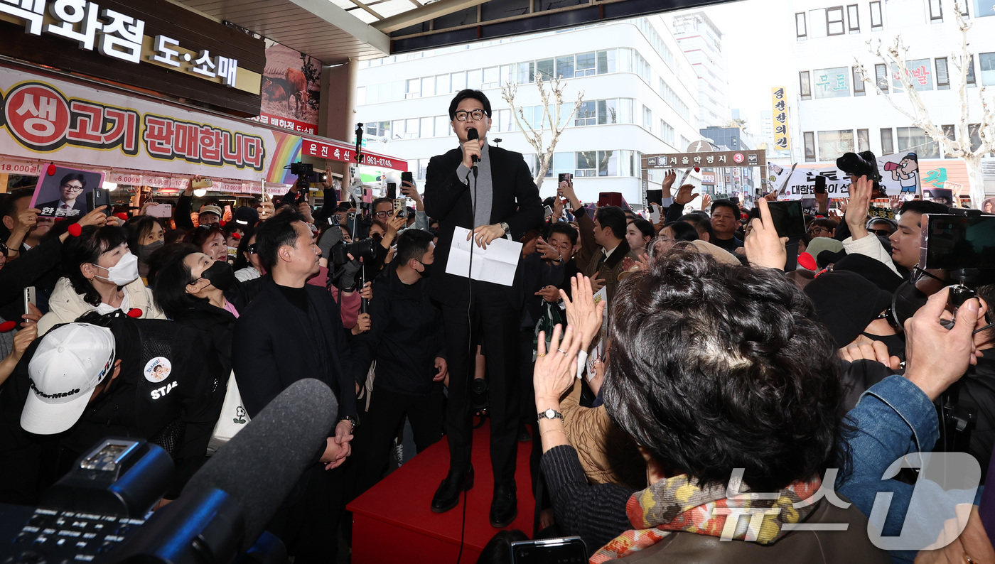 (서울=뉴스1) 최지환 기자 = 한동훈 전 국민의힘 대표가 22일 오후 서울 동대문구 경동시장을 방문해 지지자들 앞에서 연설하고 있다. 2026.3.22/뉴스1