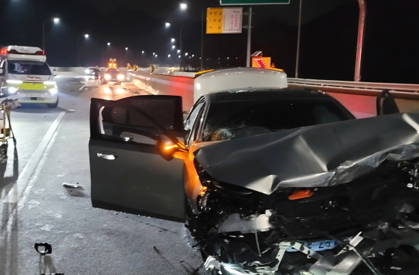 익산-장수 고속도로서 승용차 중앙분리대 '꽝' 3명 다쳐
