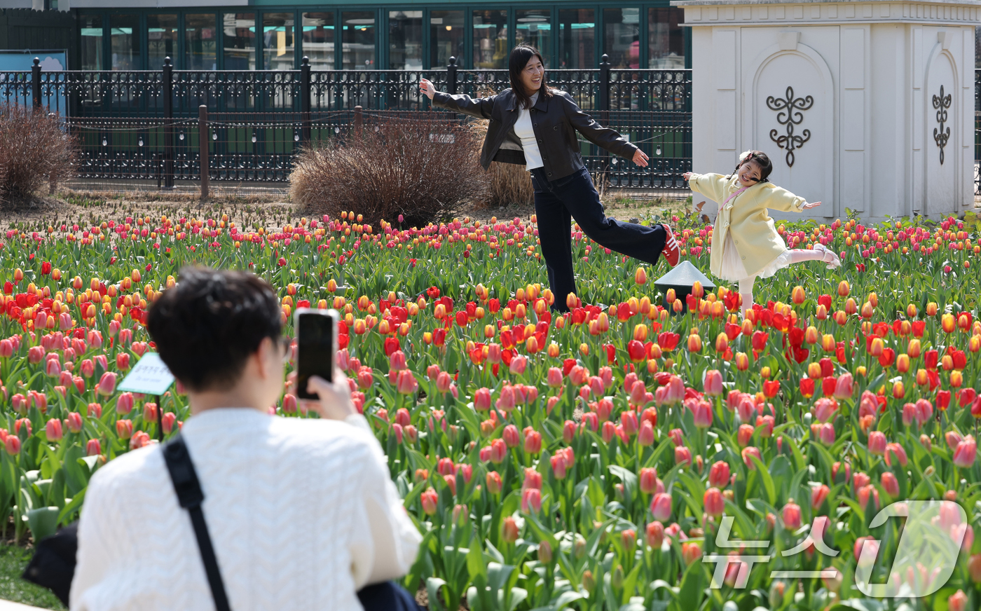 (용인=뉴스1) 김영운 기자 = 22일 경기 용인시 처인구 에버랜드 포시즌스가든을 찾은 시민들이 튤립 사이에서 추억을 남기고 있다.에버랜드는 튤립, 수선화, 무스카리 등 100여 …