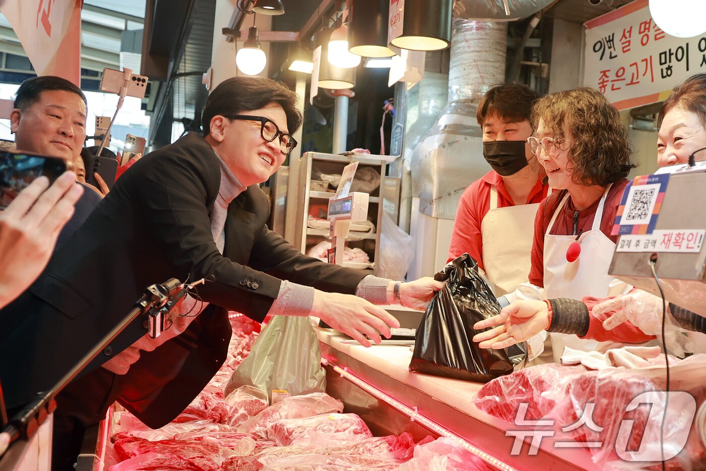 본문 이미지 - 한동훈 전 국민의힘 대표가 22일 서울 동대문구 경동시장을 방문해 고기를 구매하고 있다. (공동취재) 2026.3.22 ⓒ 뉴스1 최지환 기자