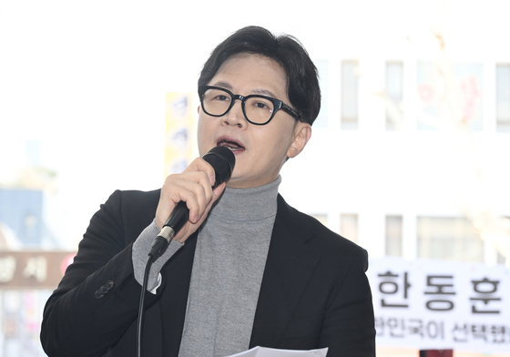경동시장 찾은 한동훈 '지지자 향해 발언'