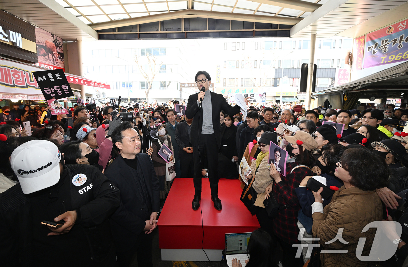 (서울=뉴스1) 최지환 기자 = 한동훈 전 국민의힘 대표가 22일 오후 서울 동대문구 경동시장을 방문해 인사말을 하고 있다. (공동취재) 2026.3.22/뉴스1