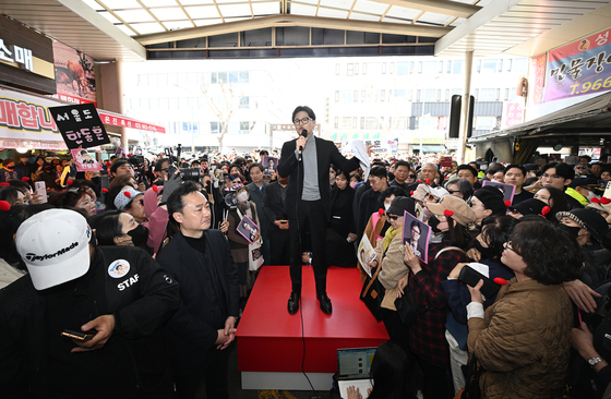 경동시장 찾아 발언하는 한동훈