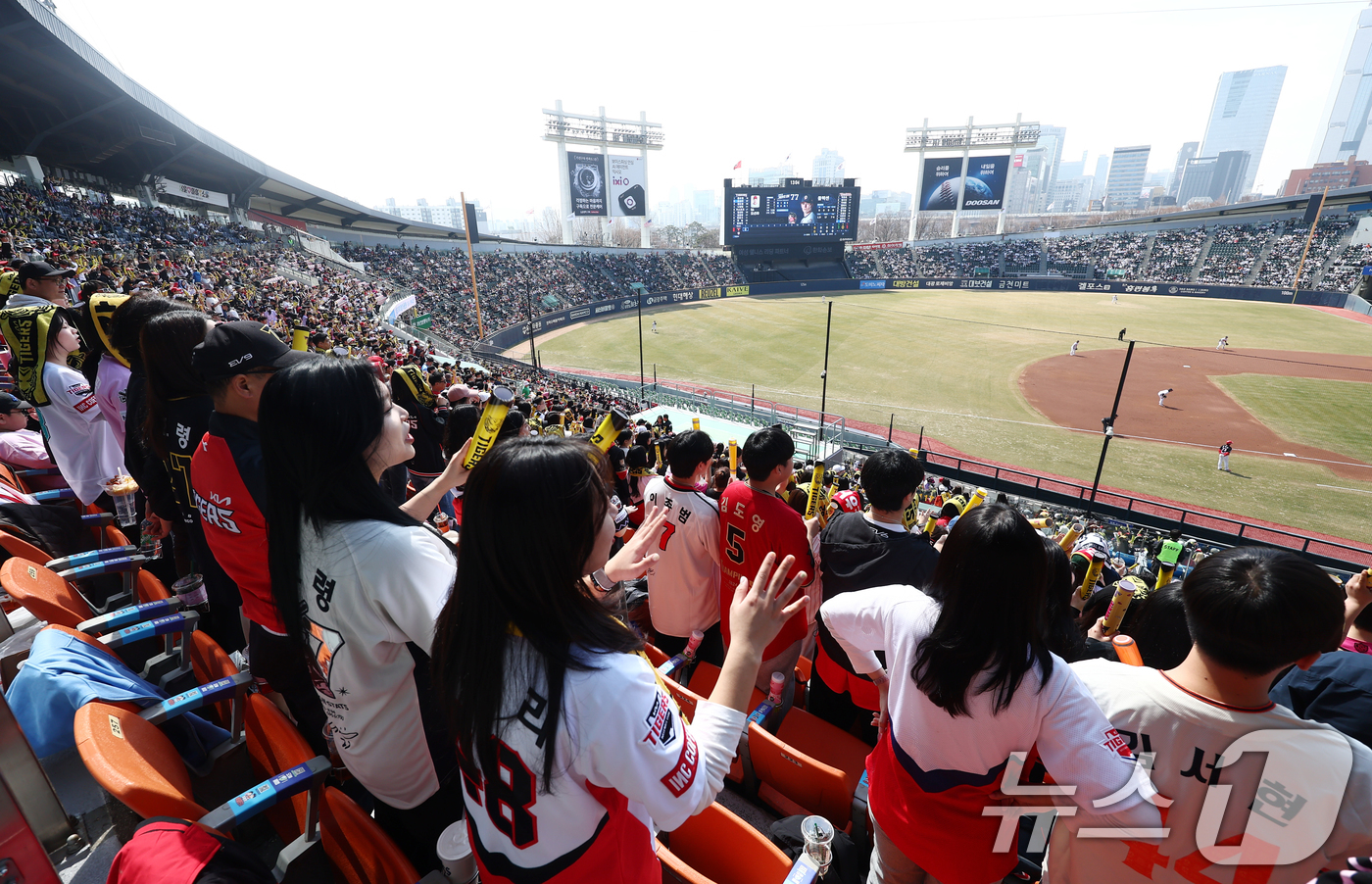 (서울=뉴스1) 김민지 기자 = 22일 오후 서울 송파구 잠실야구장에서 열린 2026 신한 SOL KBO리그 두산 베어스와 KIA 타이거즈의 시범경기에서 KIA 팬들이 열띤 응원을 …