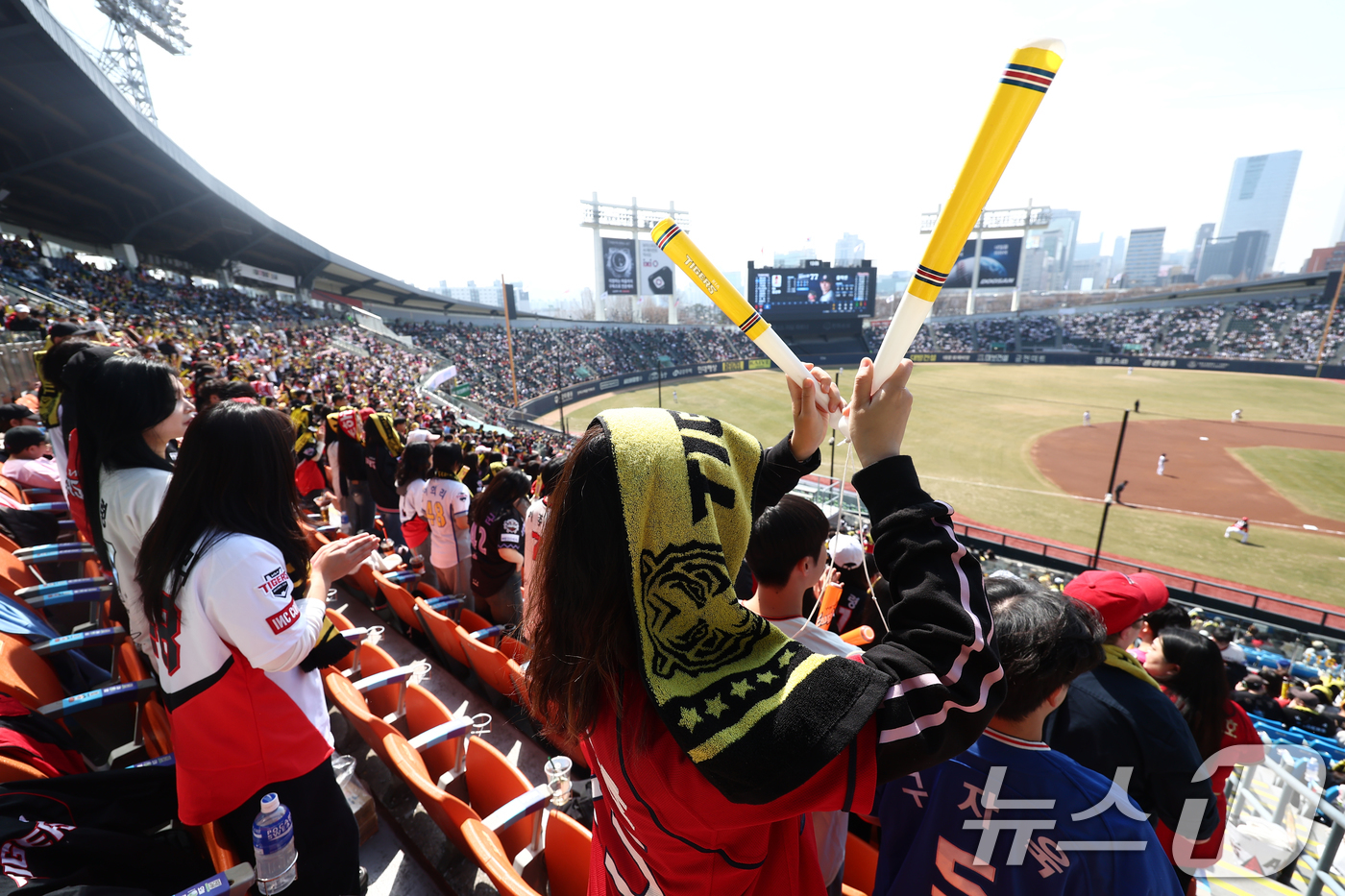 (서울=뉴스1) 김민지 기자 = 22일 오후 서울 송파구 잠실야구장에서 열린 2026 신한 SOL KBO리그 두산 베어스와 KIA 타이거즈의 시범경기에서 KIA 팬들이 열띤 응원을 …