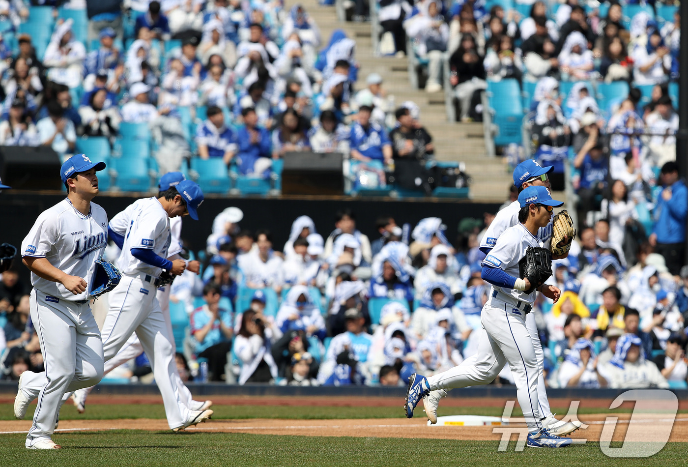 (대구=뉴스1) 공정식 기자 = 22일 오후 대구 삼성라이온즈파크에서 열린 프로야구 '2026 신한 SOL KBO리그' 시범경기 LG 트윈스와 삼성 라이온즈의 경기, 1회초 삼성 …