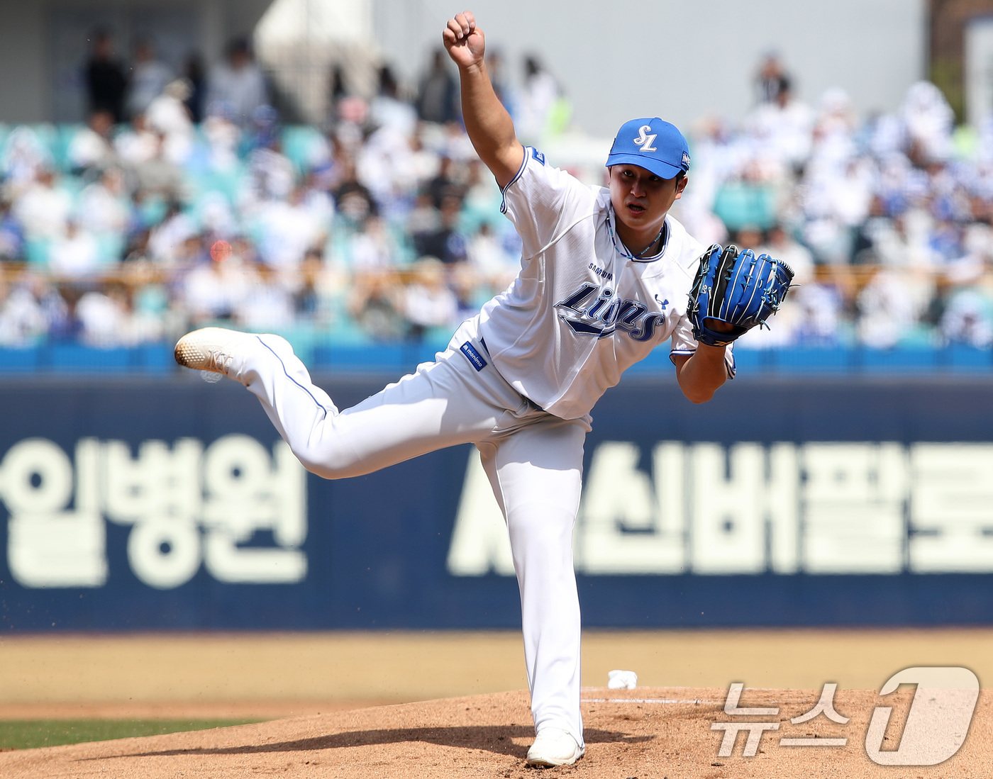 (대구=뉴스1) 공정식 기자 = 22일 오후 대구 삼성라이온즈파크에서 열린 프로야구 '2026 신한 SOL KBO리그' 시범경기 LG 트윈스와 삼성 라이온즈의 경기, 1회초 삼성 …