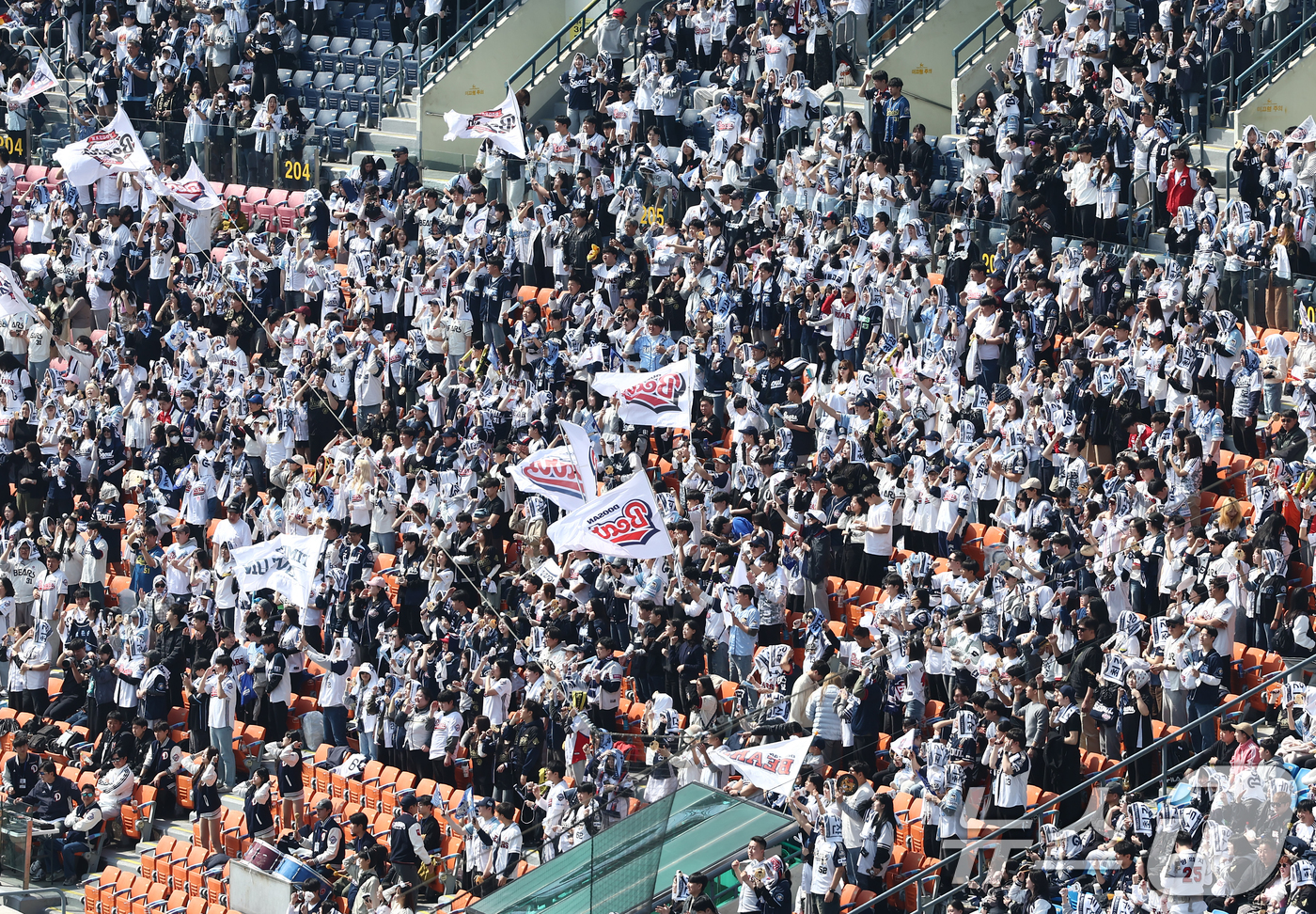 (서울=뉴스1) 김민지 기자 = 22일 오후 서울 송파구 잠실야구장에서 열린 2026 신한 SOL KBO리그 두산 베어스와 KIA 타이거즈의 시범경기에서 팬들이 열띤 응원을 펼치고 …