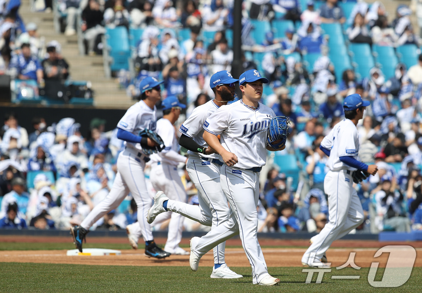(대구=뉴스1) 공정식 기자 = 22일 오후 대구 삼성라이온즈파크에서 열린 프로야구 '2026 신한 SOL KBO리그' 시범경기 LG 트윈스와 삼성 라이온즈의 경기, 1회초 삼성 …