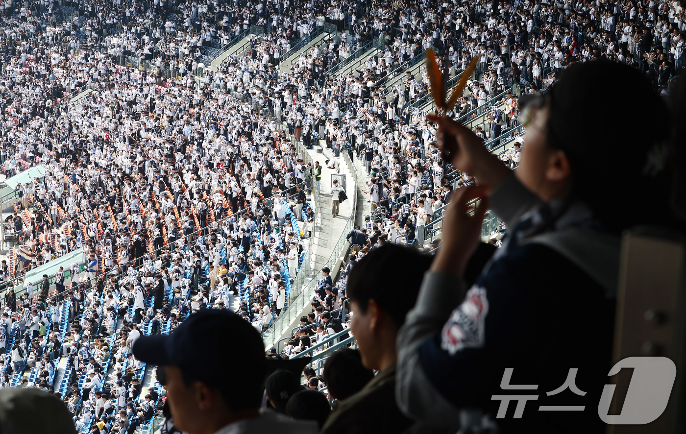 (서울=뉴스1) 김민지 기자 = 22일 오후 서울 송파구 잠실야구장에서 열린 2026 신한 SOL KBO리그 두산 베어스와 KIA 타이거즈의 시범경기에서 두산 팬들이 뜨거운 응원을 …